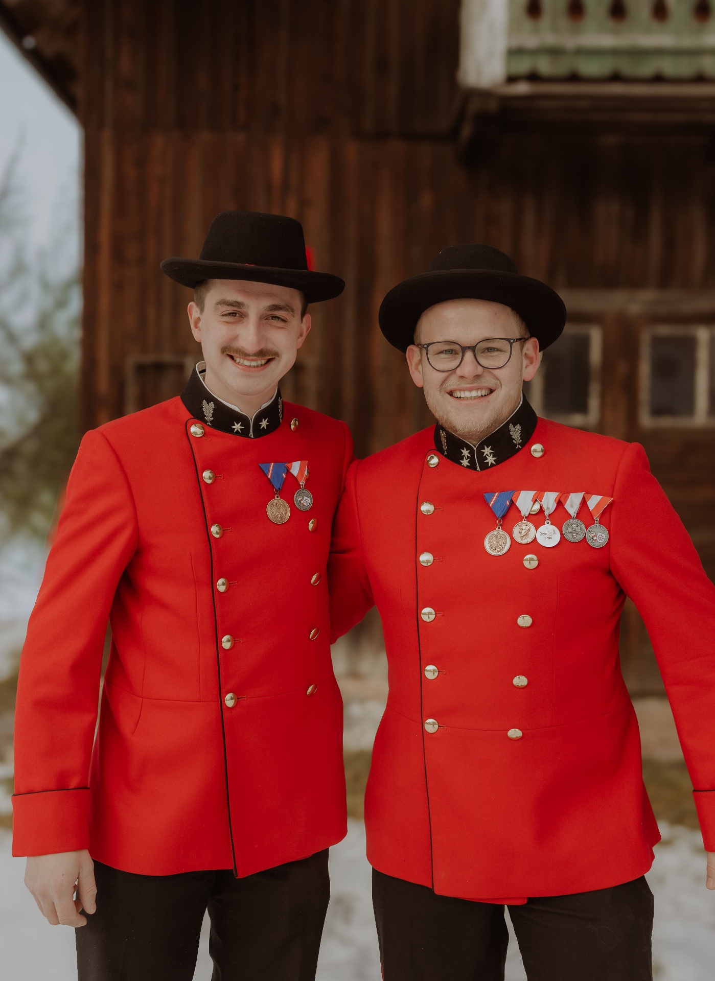 Zwei junge Schützen in Uniform